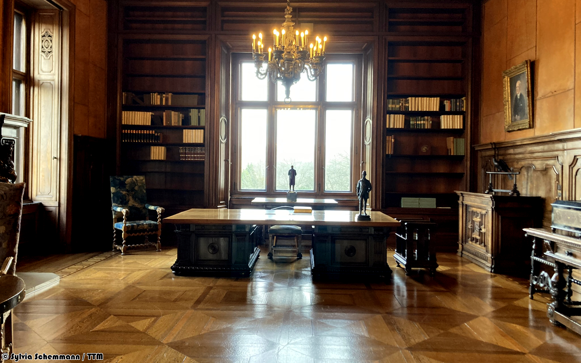 Historisches Arbeitszimmer von Alfried Krupp mit Schreibtisch und Bücherregalen