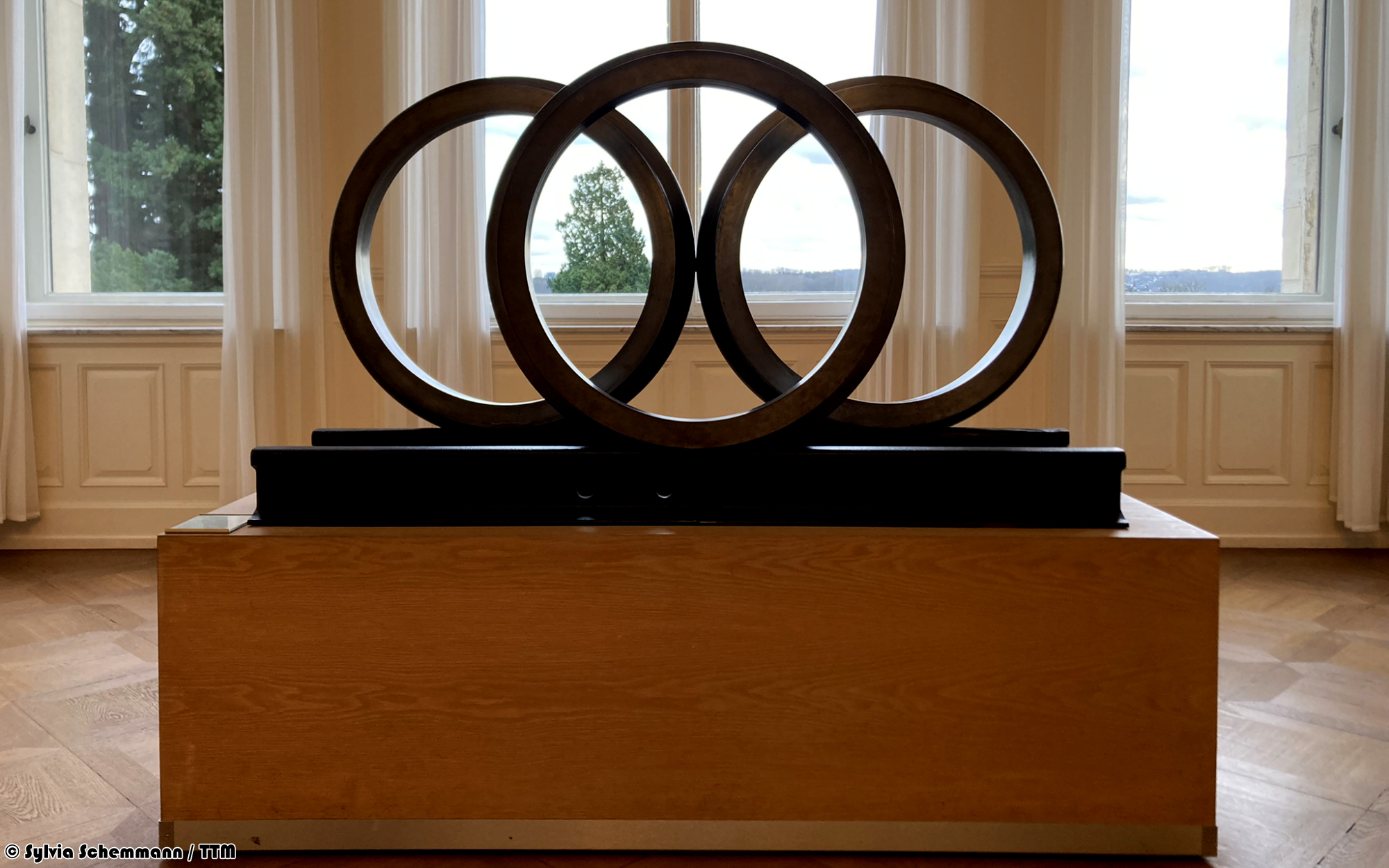 Eine Skulptur der drei Radreifen aus dem Logo von Krupp