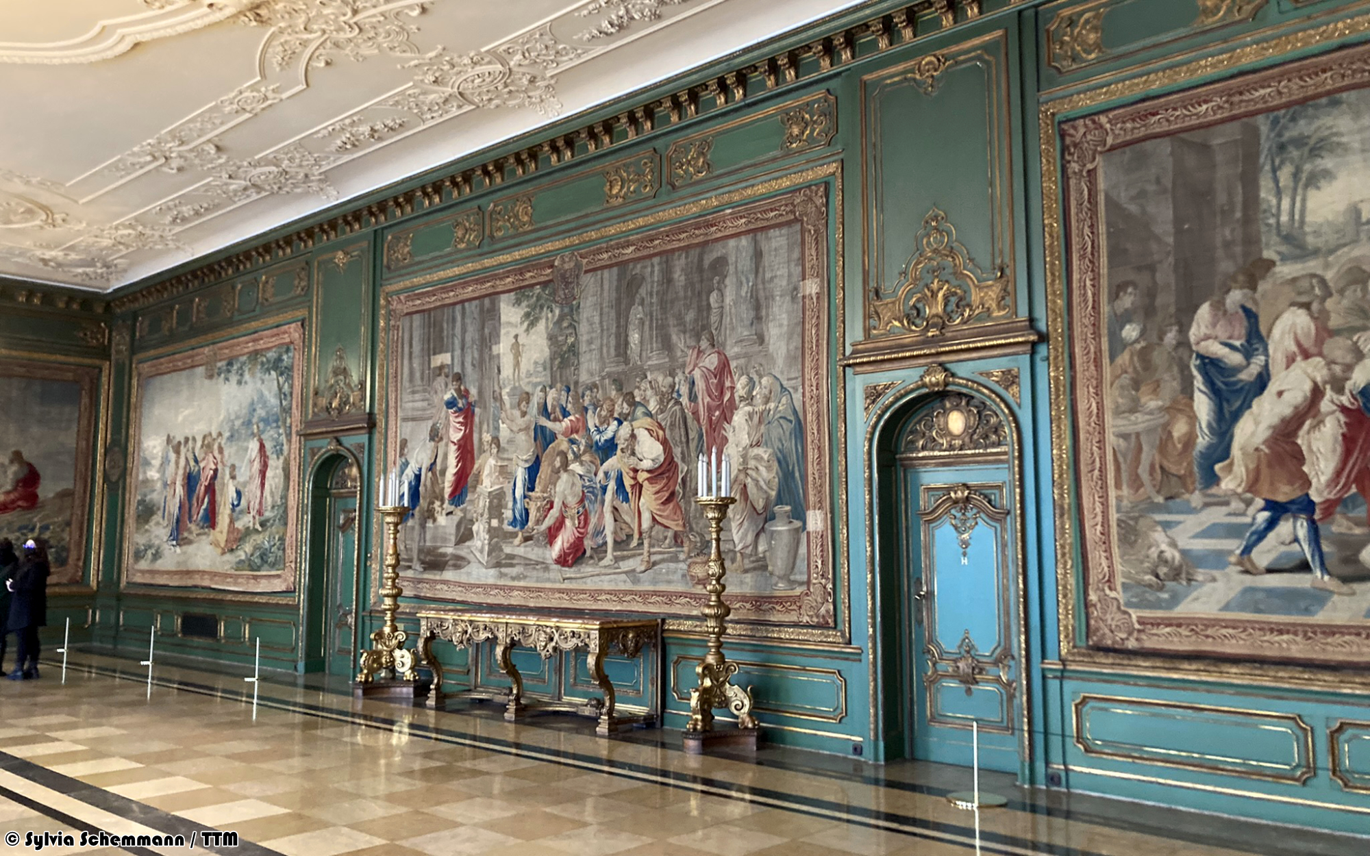 Reich verzierte Wand mit großformatigen Gemälden