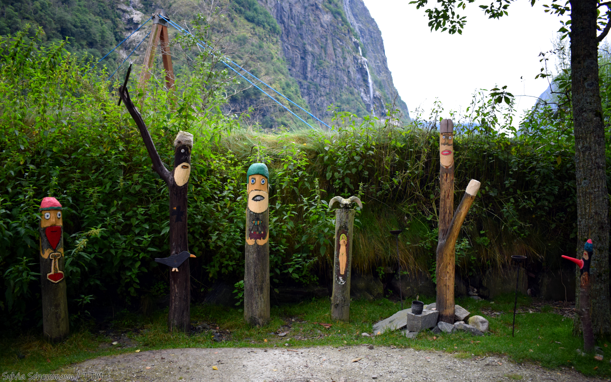 Götterfiguren aus Holz im Wikinger-Dorf Gudvangen in Norwegen.
