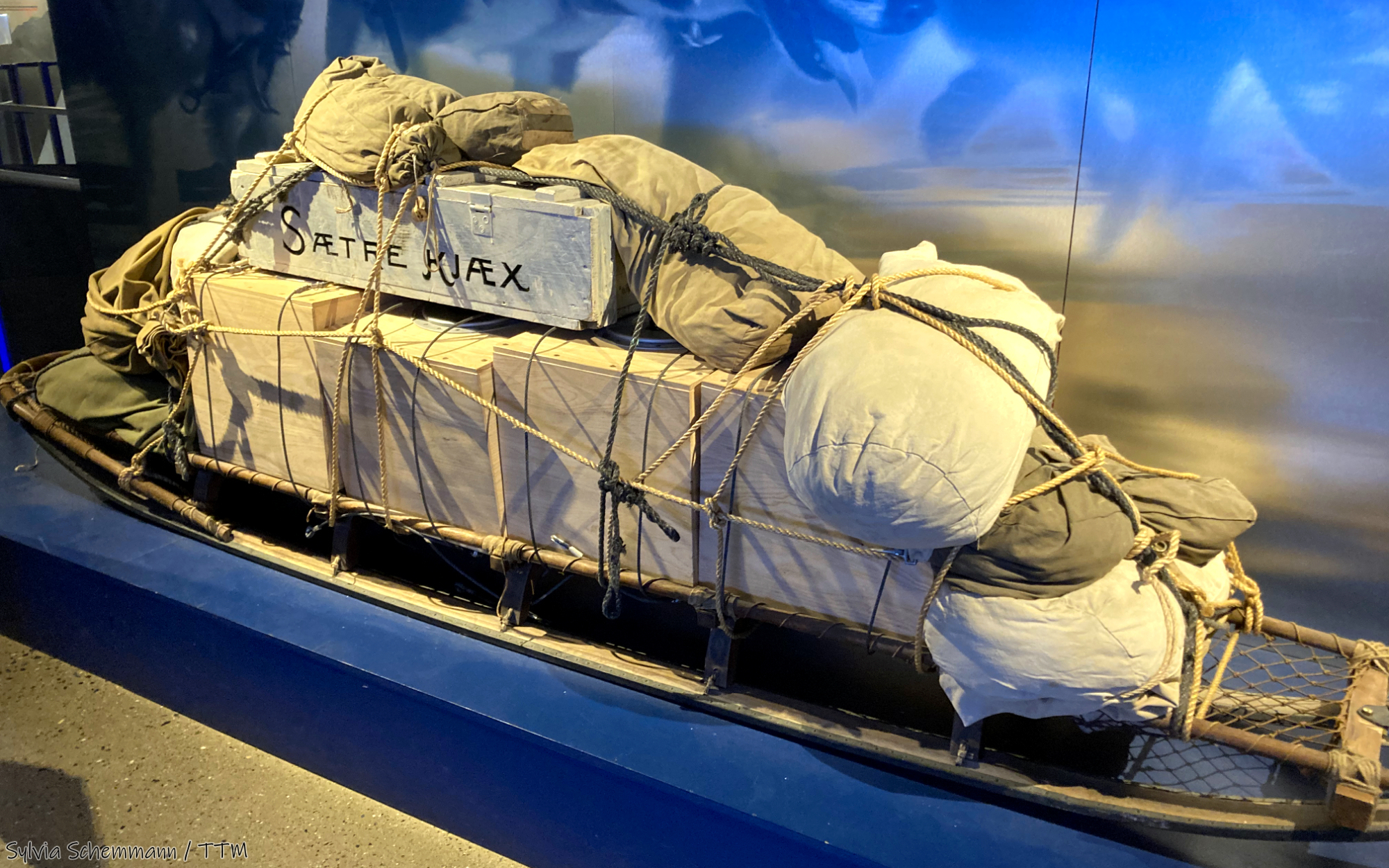 Modell eines vollgepackten Schlittens für Arktis-Expeditionen