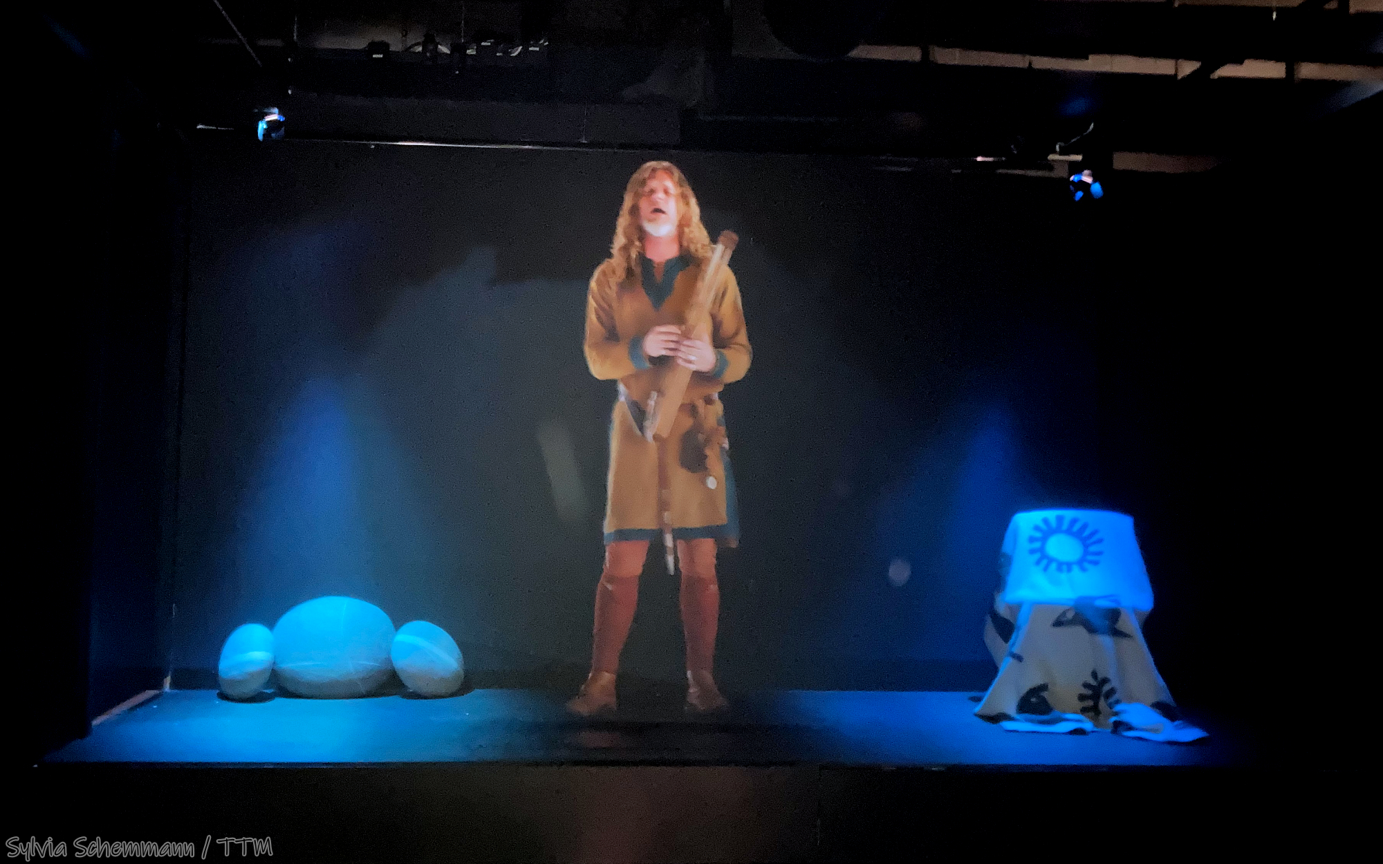 Eine männliche Figur im Hologramm-Theater zur Geschichte der Wikinger in Norwegen
