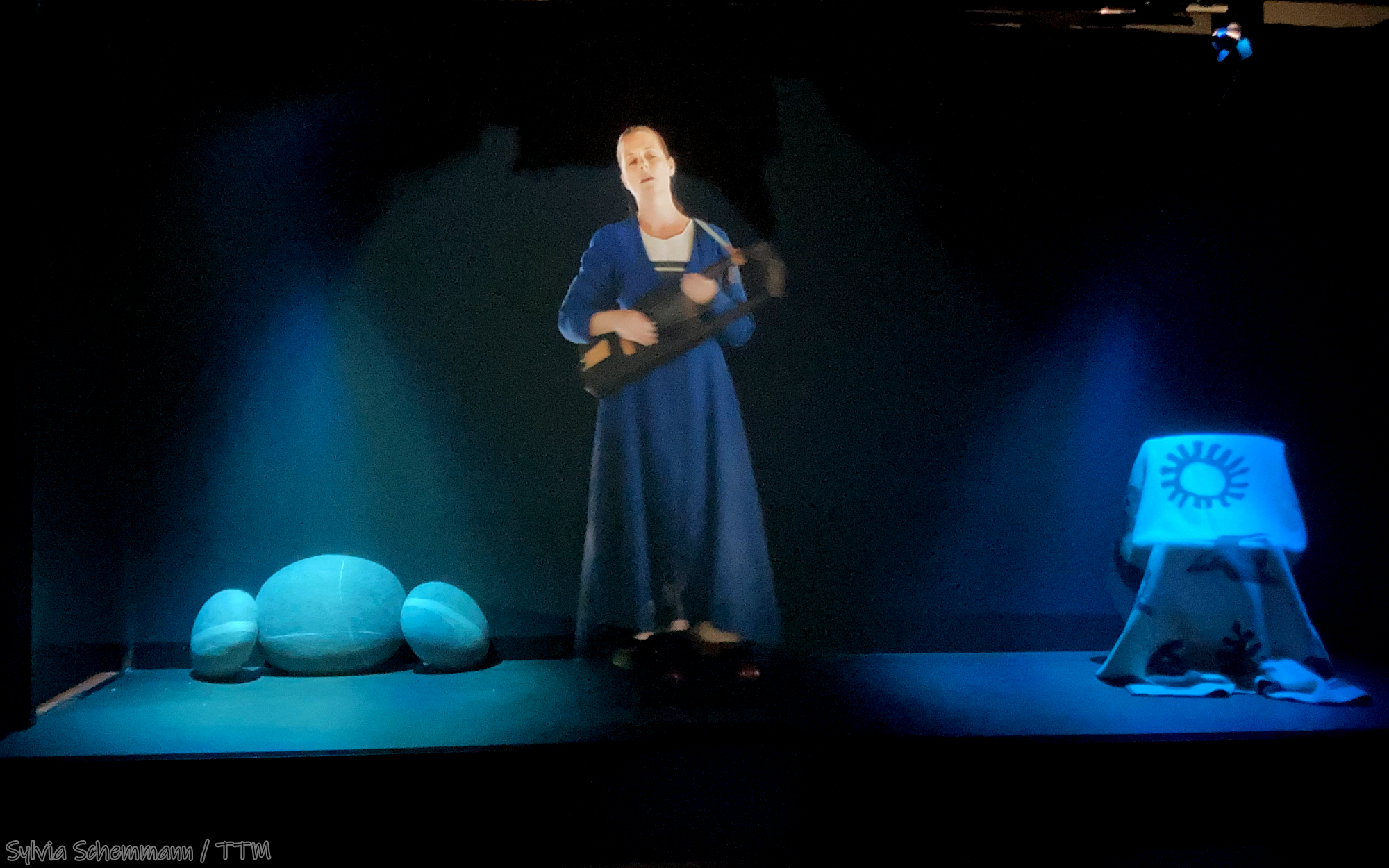 Eine weibliche Figur im Hologramm-Theater zur Geschichte der Wikinger in Norwegen