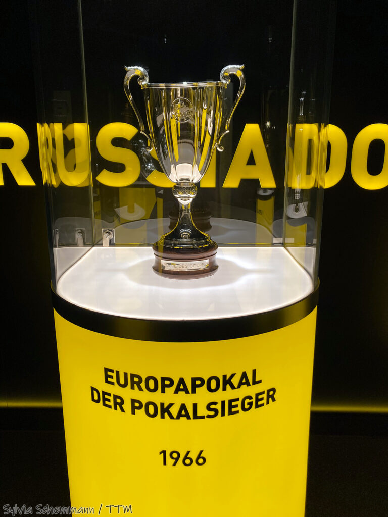 In einer Vitrine ist der Europapokal der Pokalsieger von 1966 ausgestellt.