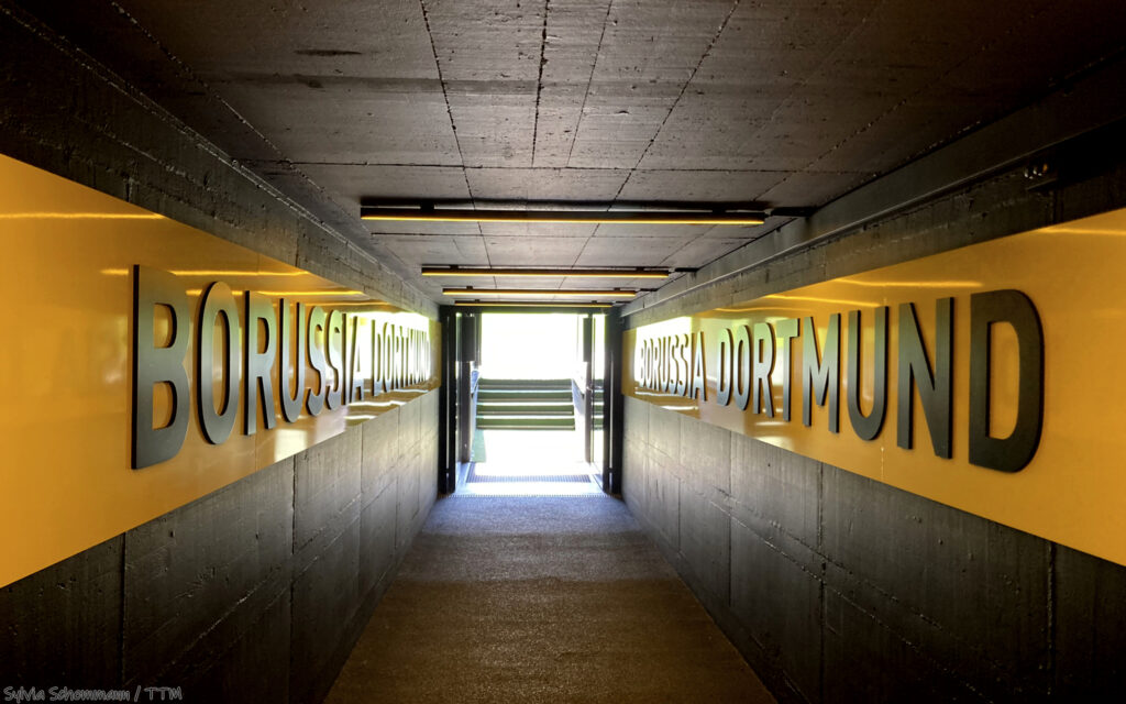 Blick in den Spielertunnel des Westfalenstadions
Stichwort: Dortmund Geschichte