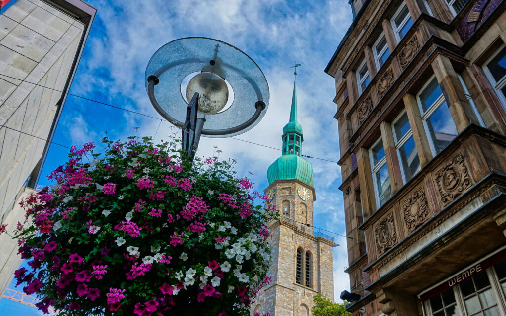 Blick auf die Reinoldikirche Dortmund mit Blumen im Vordergrund