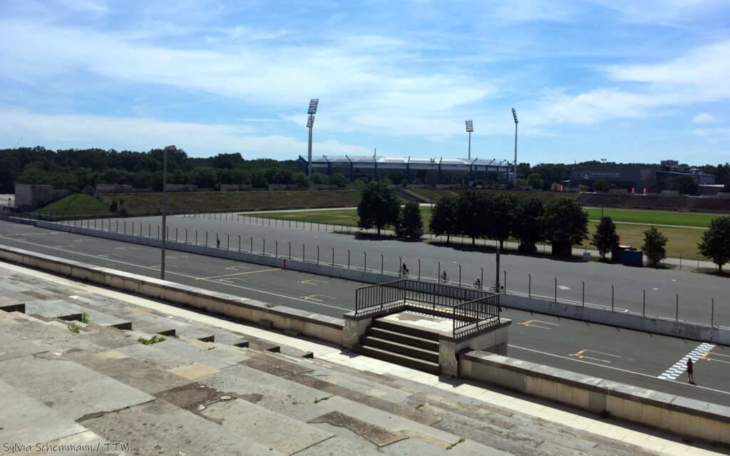 Blick von der Zeppelin-Tribüne des Reichsparteitagsgelände auf das Max-Morlock-Stadion