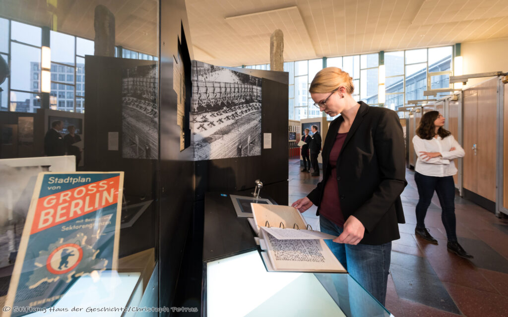 Blick in die Ausstellung im Tränenpalast Berlin. Copyright: Stiftung Haus der Geschichte/Christoph Petras