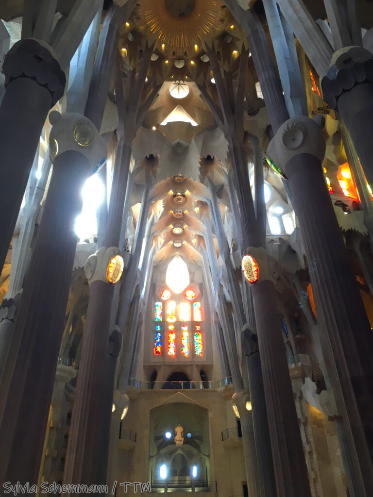 Innenraum der Sagrada Familia in Barcelona - Barcelona Geschichte