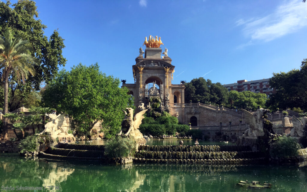 Der Brunnen La Cascada im Parc de la Ciutadella in Barcelona - ein Brunnen der an einen Wasserfall erinnert.