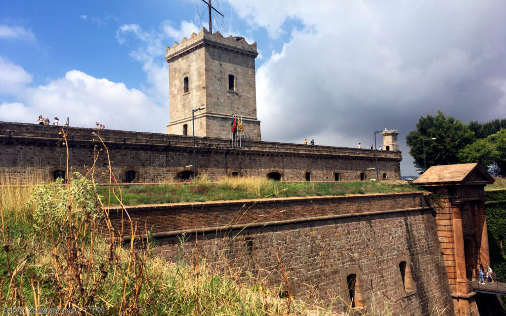 Die Festung Castell de Montjuic, Außenmauer mit Turm - Barcelonas Geschichte