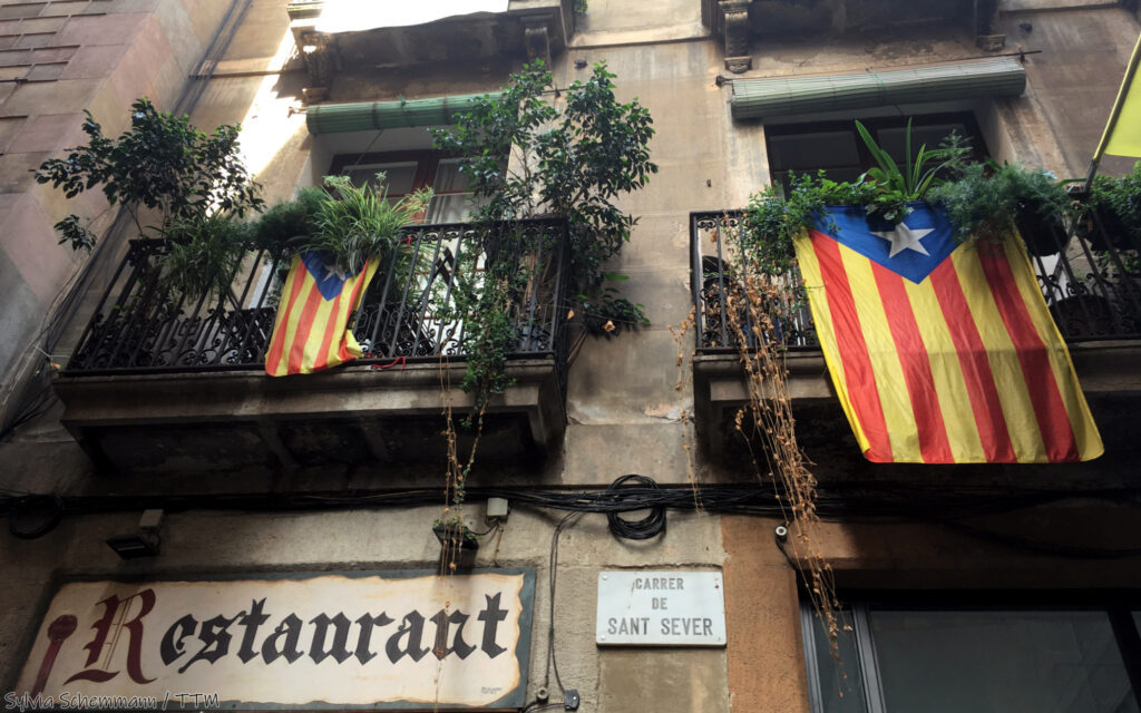 Katalanische Flaggen an einem Balkongitter