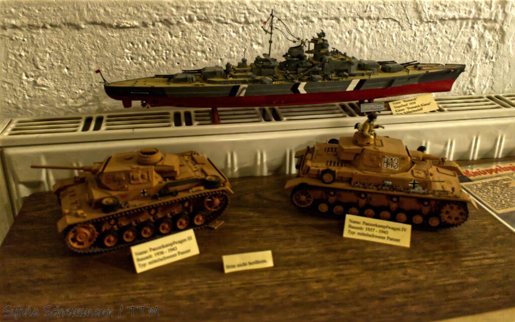 Spielzeug-Schlachtspiel und zwei Spielzeug-Panzer
