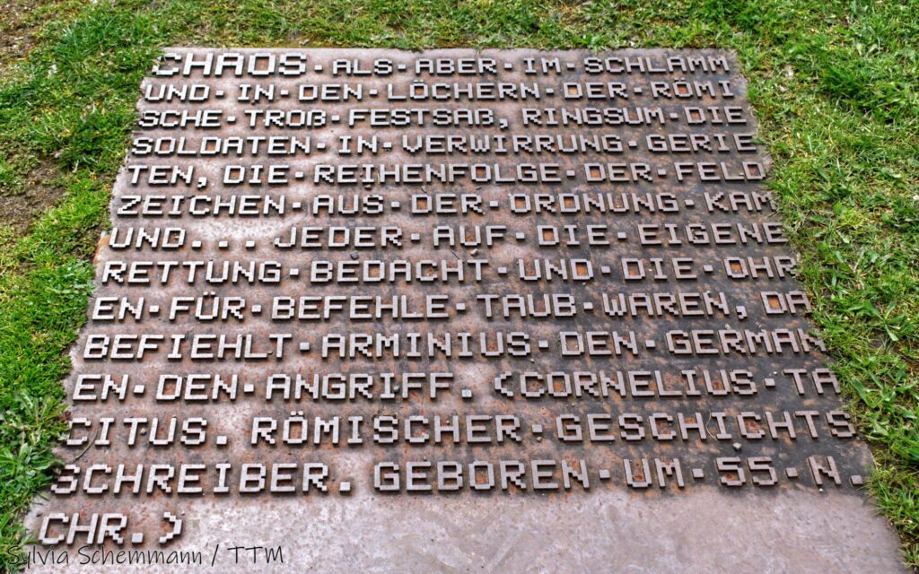 Schriftplatte mit einem Zitat aus Tacitus, Varusschlacht-Museum und Archäologischer Park Kalkriese, Niedersachsen