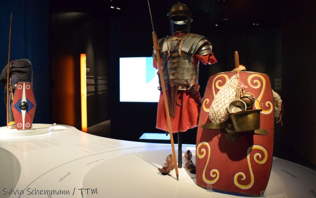 Modelle einer germanischen und römischen Kriegerausrüstung, Varusschlacht-Museum und Archäologischer Park Kalkriese, Niedersachsen