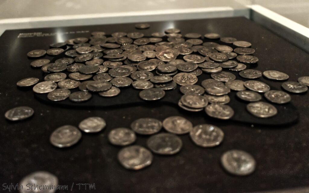 Römische Münzen in einer Vitrine, Varusschlacht-Museum und Archäologischer Park Kalkriese, Niedersachsen