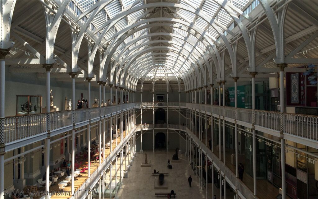 Blick in die große Halle des National Museum of Scotland, Edinburgh, Schottland, Großbritannien.