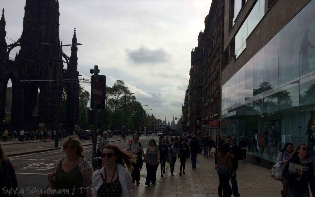Passanten auf einer großen Einkaufsstraße
Edinburgh Sehenswürdigkeiten Geschichte