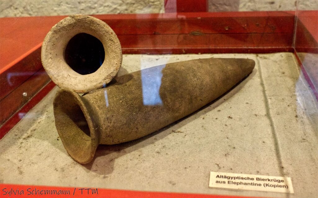Längliche Bierkrüge aus Ton mit Spitze im Archäologischen Freilichtmuseum Oerlinghausen