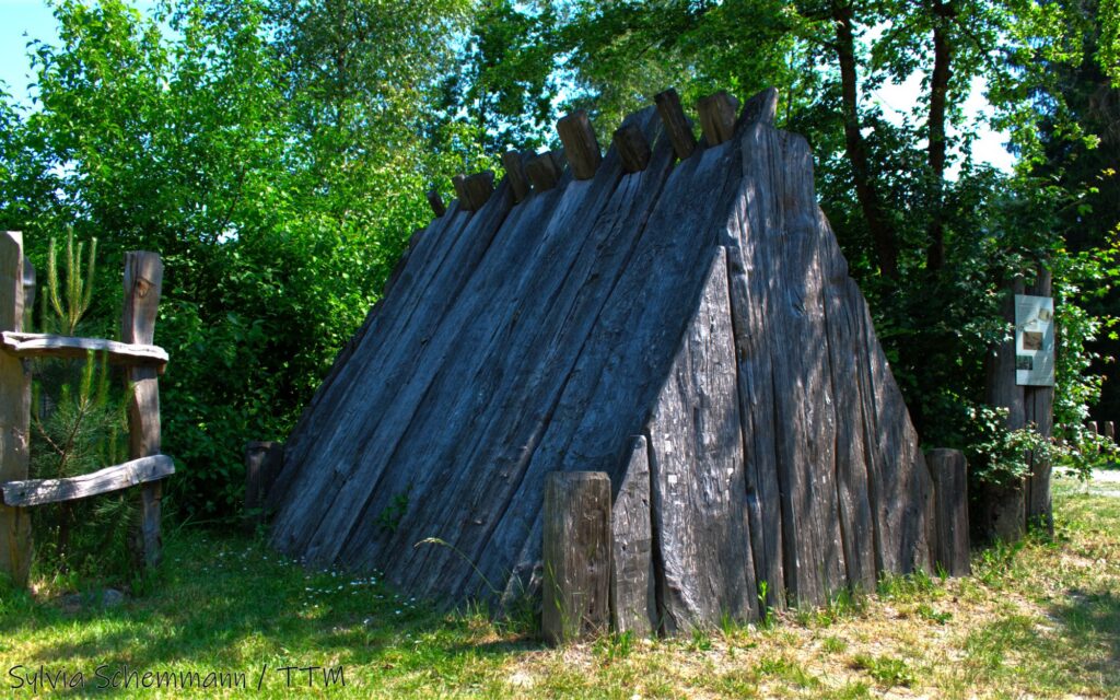 Dreieckige Hütte aus Holzplanken im Archäologischen Freilichtmuseum Oerlinghausen