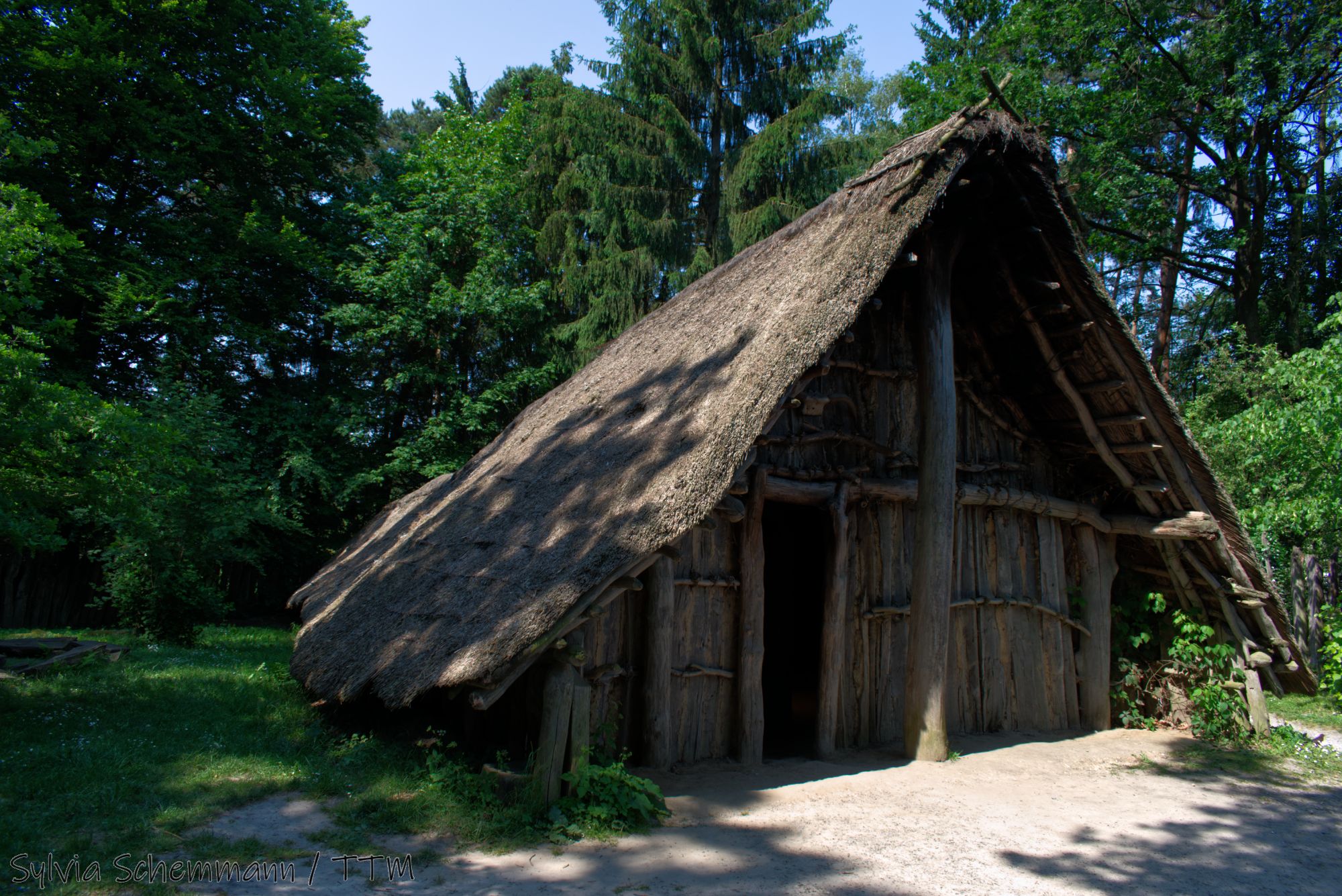Reetgedecktes Holz- Langhaus aus der Jungsteinzeit im Archäologischen Freilichtmuseum Oerlinghausen