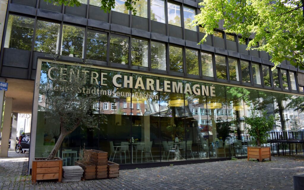 Glasfassade mit der Aufschrift Centre Charlemagne