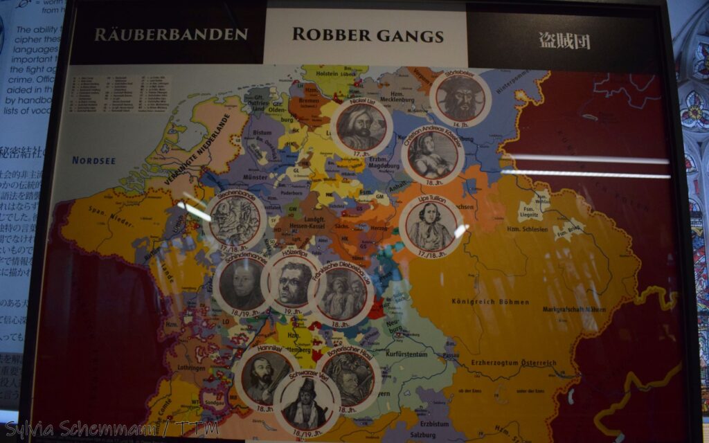 Eine Karte mit der Überschrift "Räuberbanden" zeigt eine historische Karte von Mitteleuropa mit der Verbreitung verschiedener bekannter Räuberbanden.