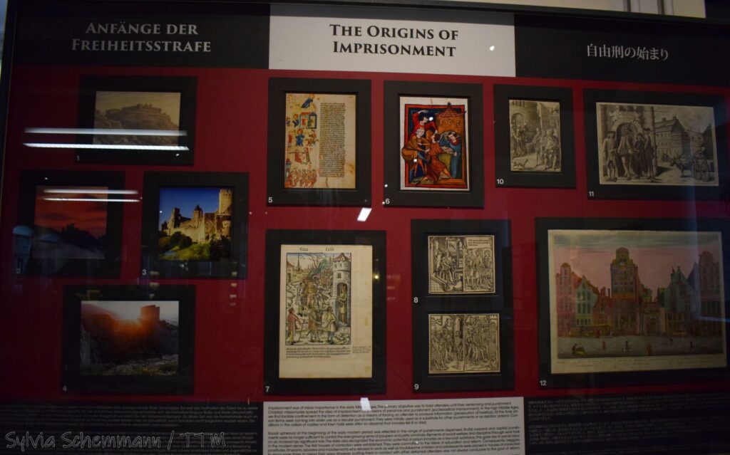Eine Tafel mit der Aufschrift "Anfänge der Freiheitsstrafe" und darunter historisierte Darstellungen und Fotos von Festungen