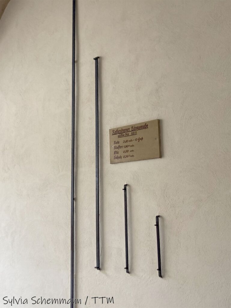 Eiserne Stangen an der Wand, die die alten Längenmaße von Rothenburg repräsentieren