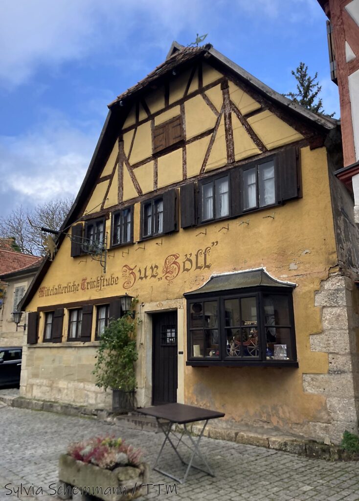 Blick auf eine Mittelalterliche Trinkstube "Zur Böll", ein kleines gelbes Fachwerkhaus