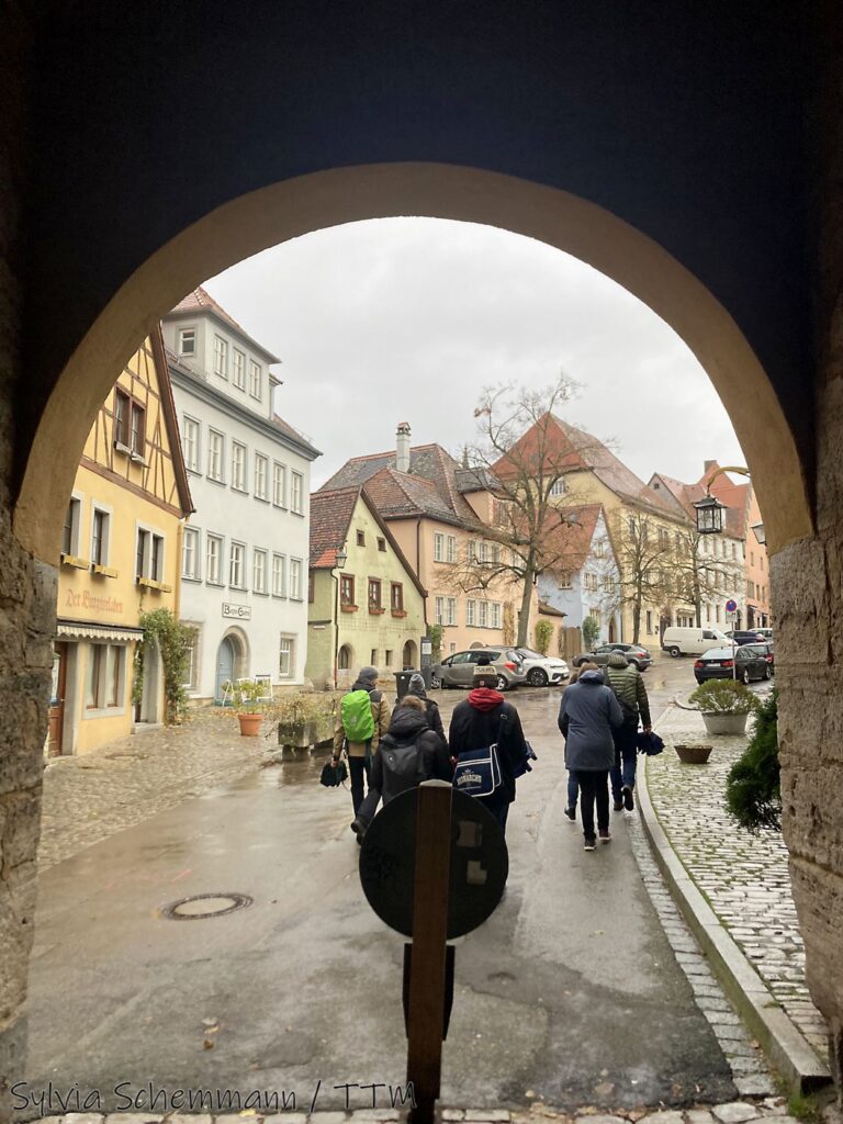 Blick in die Herrngasse in Rothenburg vom alten Burgtor aus