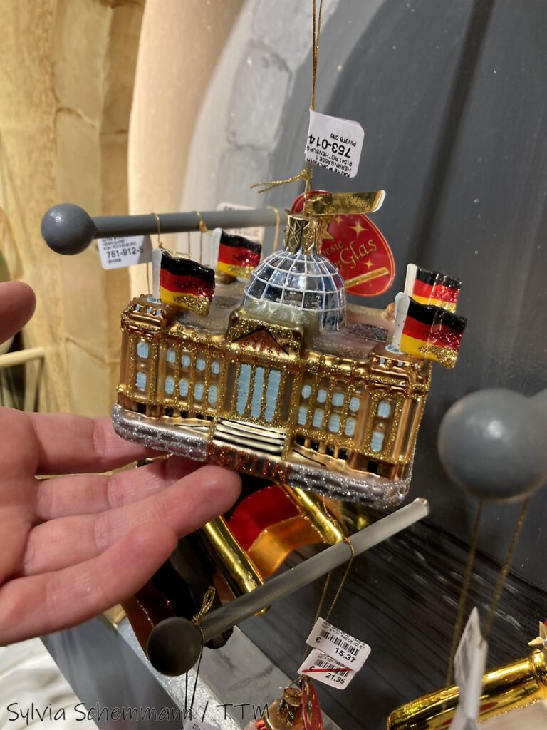 Der Reichstag als Weihnachtsbaumkugel