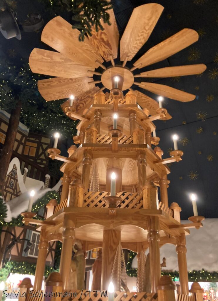 Eine überdimensionale Kerzenpyramide im Käthe Wohlfahrt Weihnachtsdorf in Rothenburg