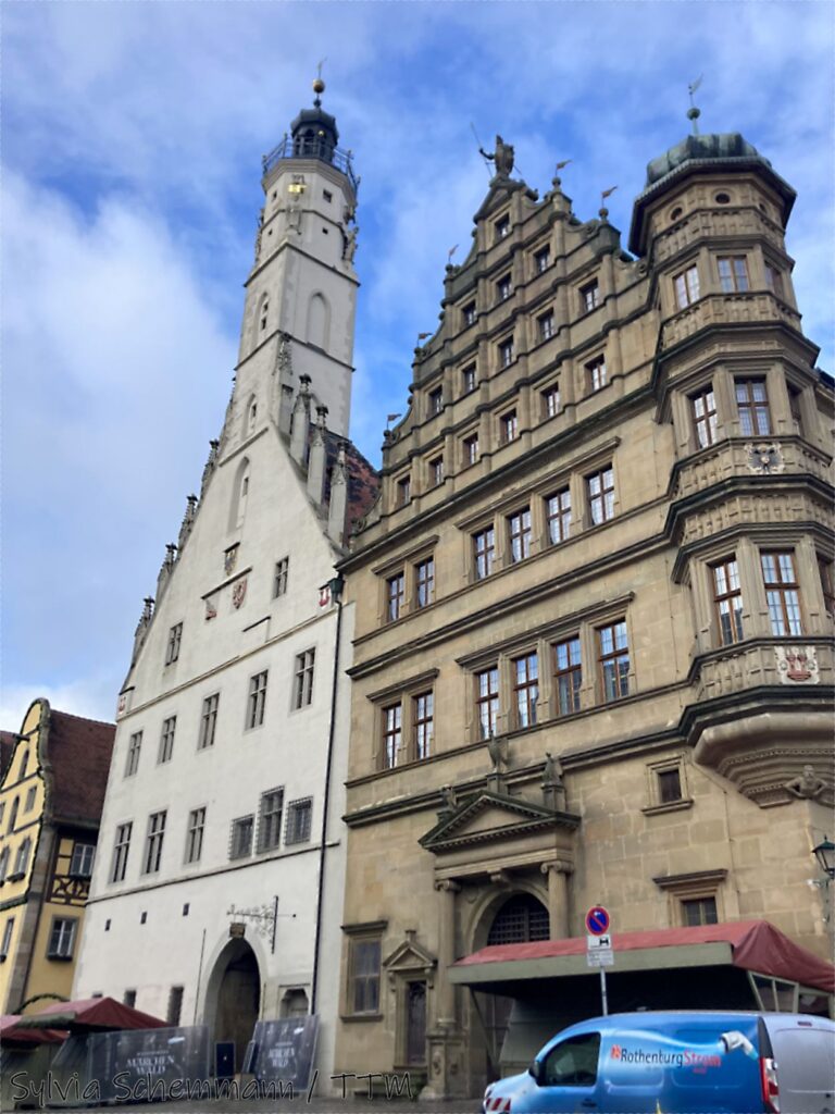 Das Rathaus in Rothenburg - es lassen sich zwei unterschiedliche Baustile erkennen.