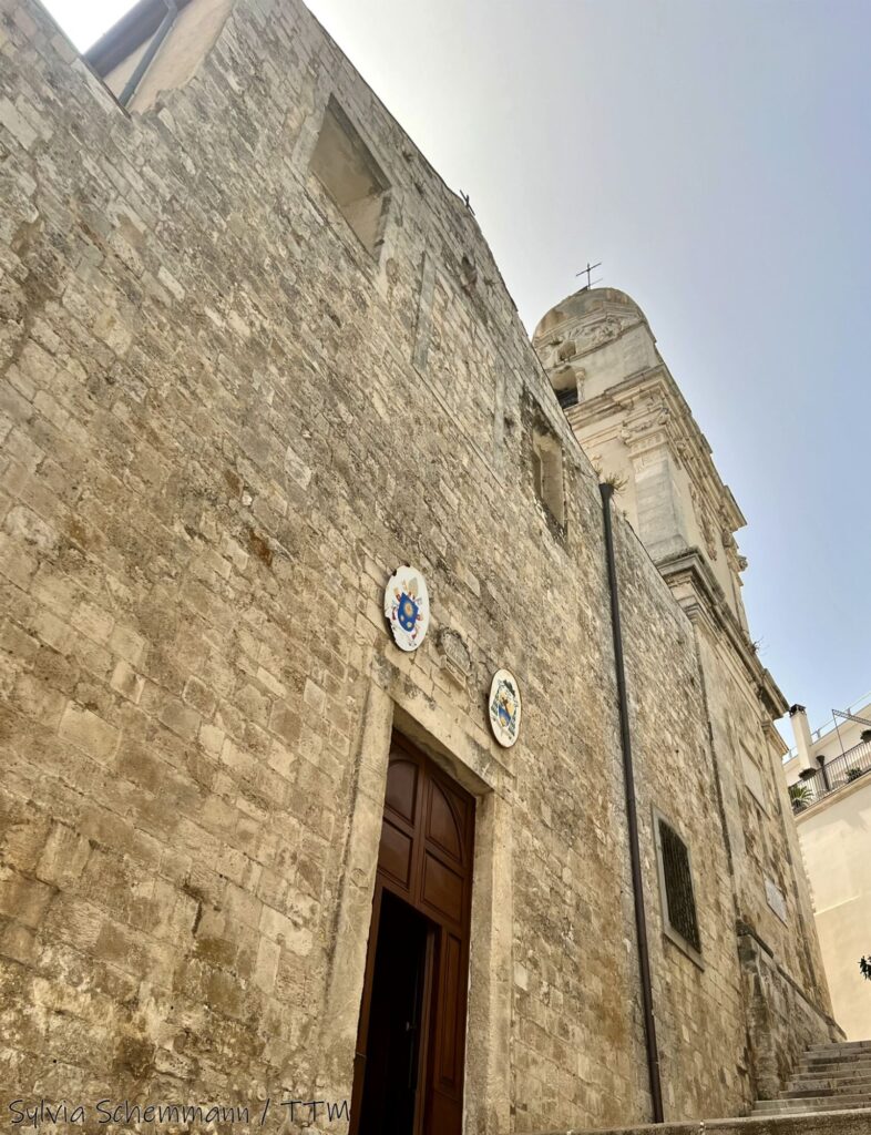 Blick auf eine Kirche in Vieste aus hellem Stein