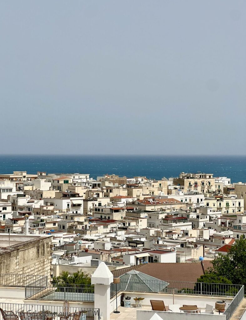 Blick auf die Dächer der Stadt Vieste und das Meer im Hintergrund