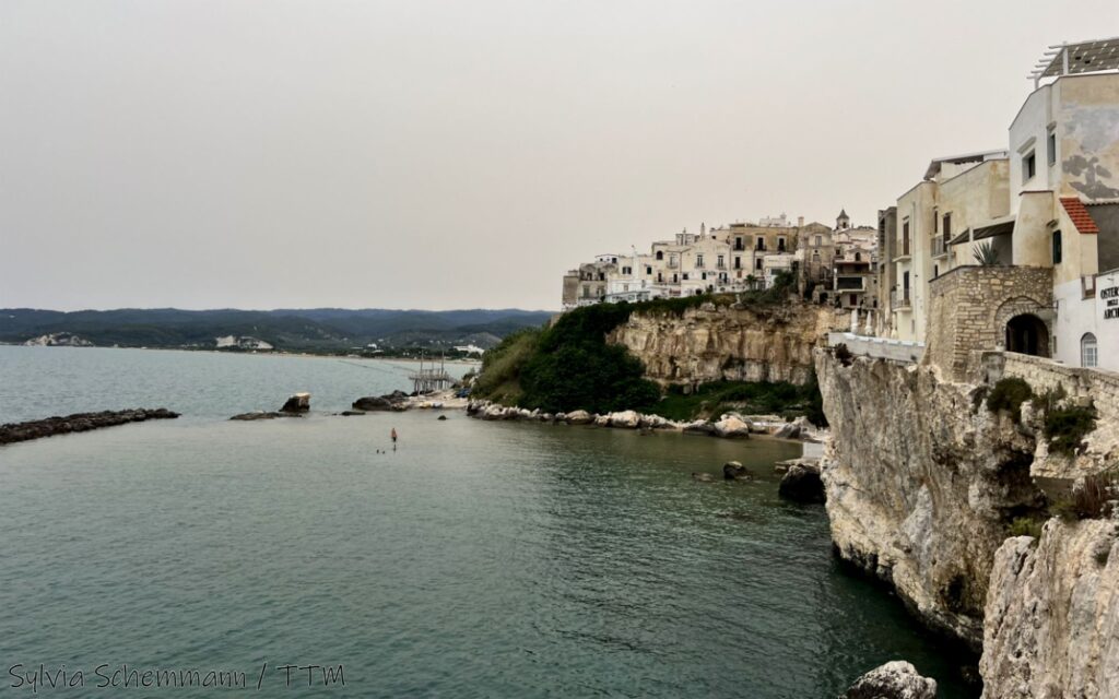 Die Altstadt von Vieste auf den Klippen über den Meer