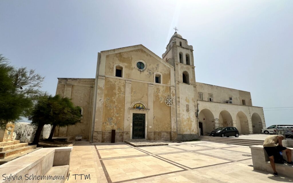 Blick auf die Kirche San Francesco in Vieste aus hellem Stein, und etwas abgeblättertem Putz