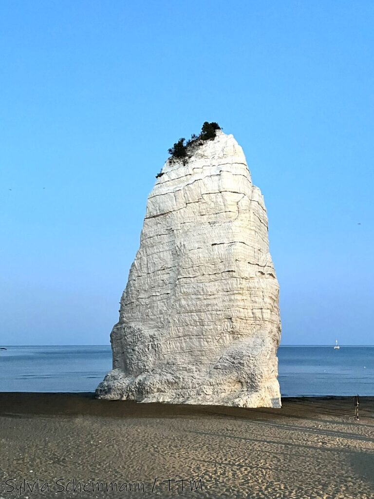 Ein konisch geformter weißer Kalksteinfelsen in Vieste, der Pizzomunno