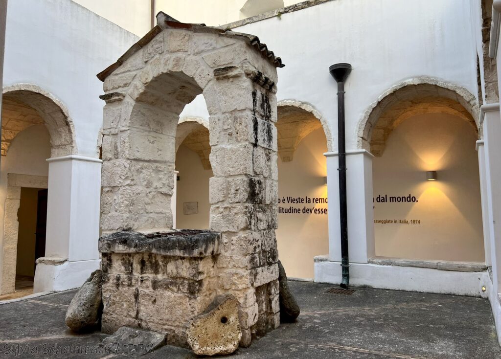 Blick in den ehemaligen Kreuzgang des Museumsgebäudes des Archäologischen Museums in Vieste