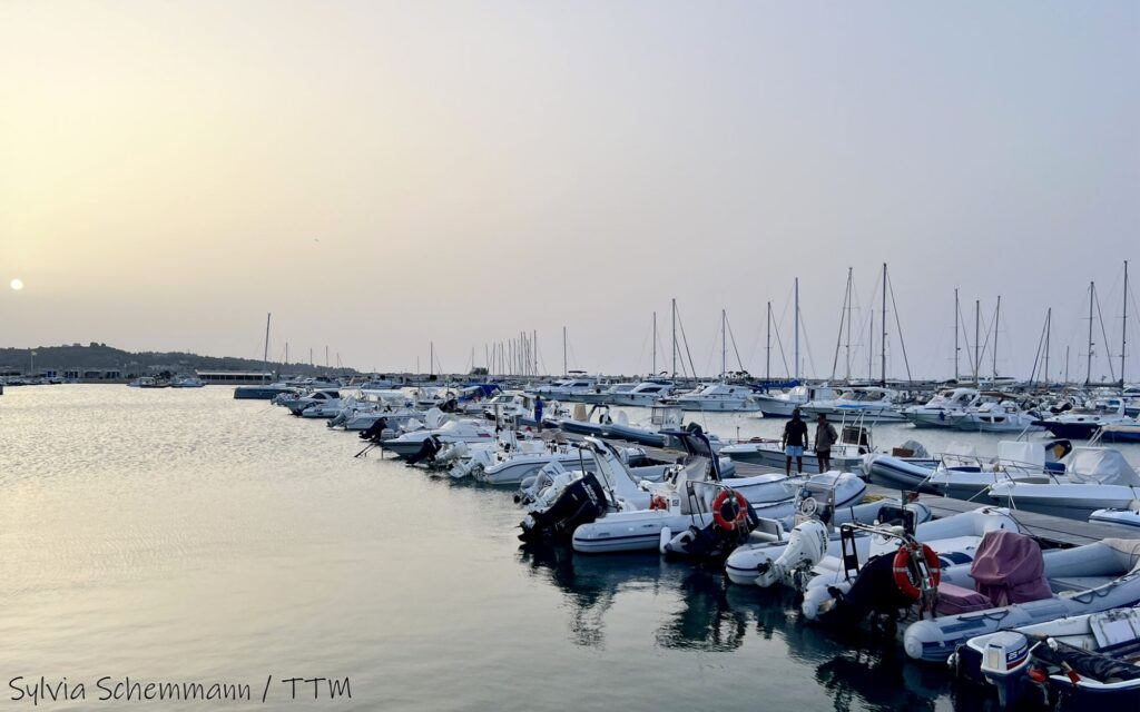 Boote, die während des Sonnenuntergangs am Pier liegen, an der Marina von Vieste.