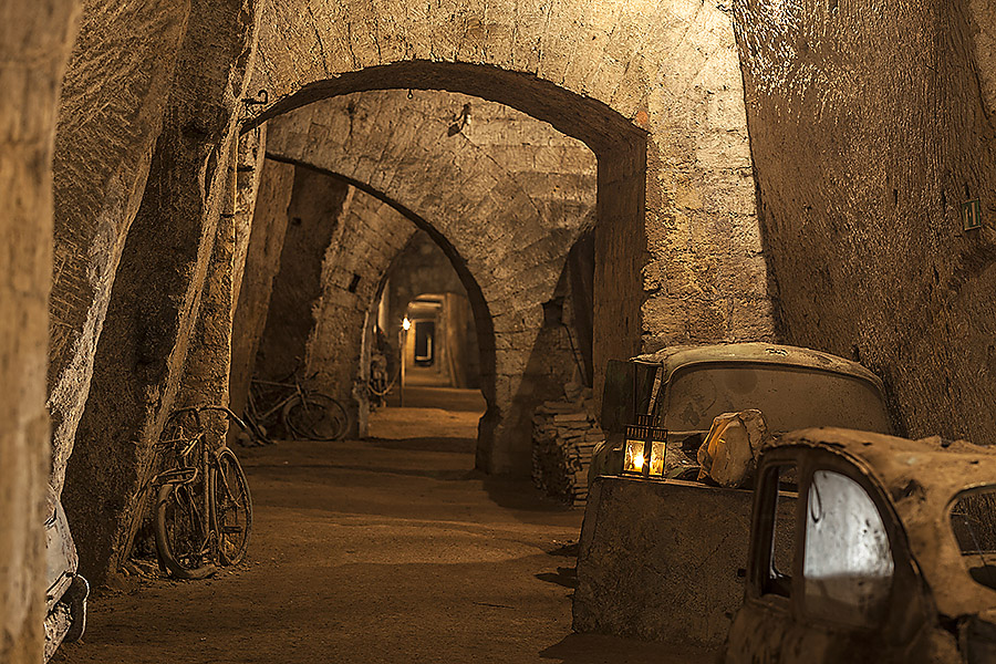 Ein Tunnel der Unterwelten Neapel, mit alten Autos und Fahrrädern