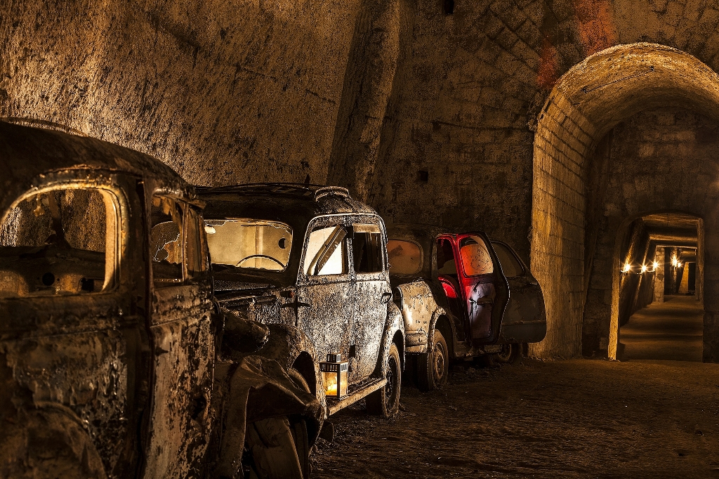 Ein Tunnel der Unterwelten Neapel, mit alten Autos