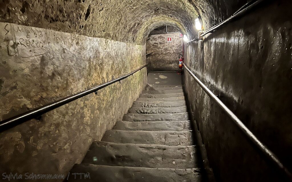 Eine Treppe führt hinab in die Unterwelten von Neapel.