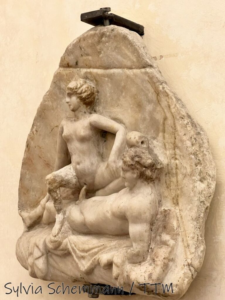 Weißes Marmorrelief, das einen liegenden Mann und eine auf ihm sitzende Frau beim Sex zeigt, Geheimkabinett, Archäologisches Nationalmuseum Neapel