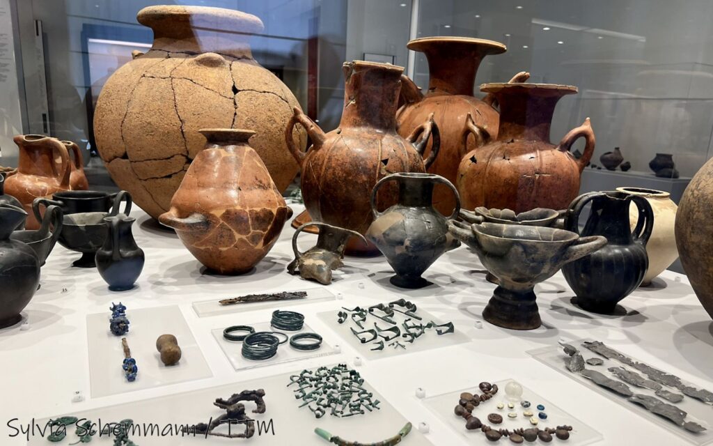 Vitrine mit bräunlichen Keramikamphoren und Schmuck in der prähistorischen Abteilung, Archäologisches Nationalmuseum Neapel