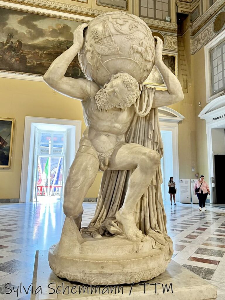 Eine Skulptur eines bärtigen Mannes, der die Weltkugel auf seinem Nacken trägt, Archäologisches Nationalmuseum Neapel