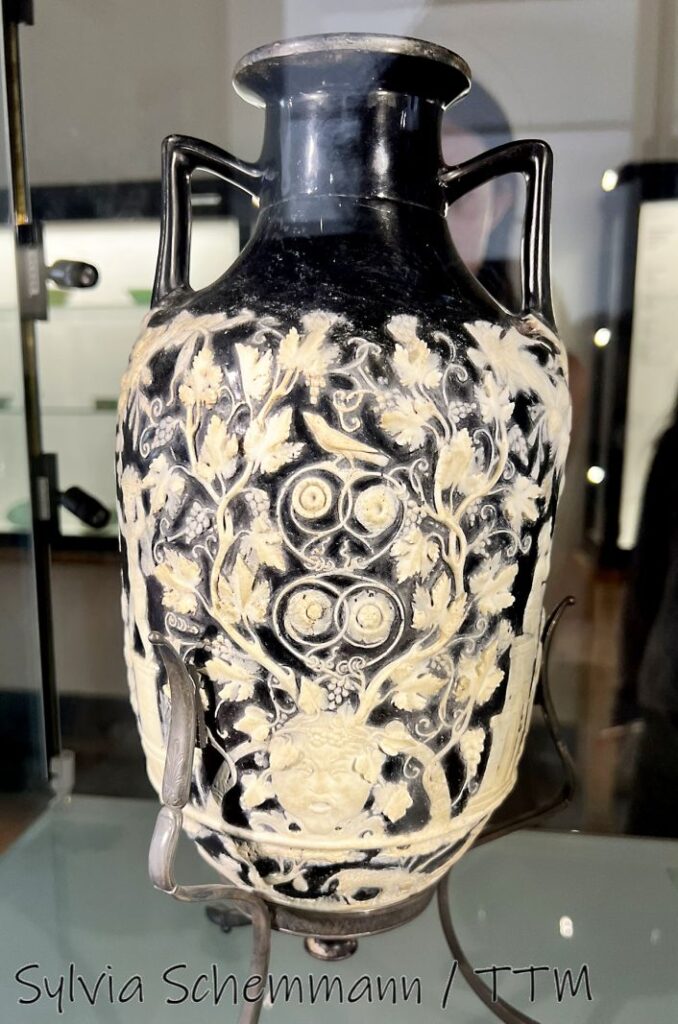 Eine große dunkle Vase mit hellem floralem Dekor, Archäologisches Nationalmuseum Neapel