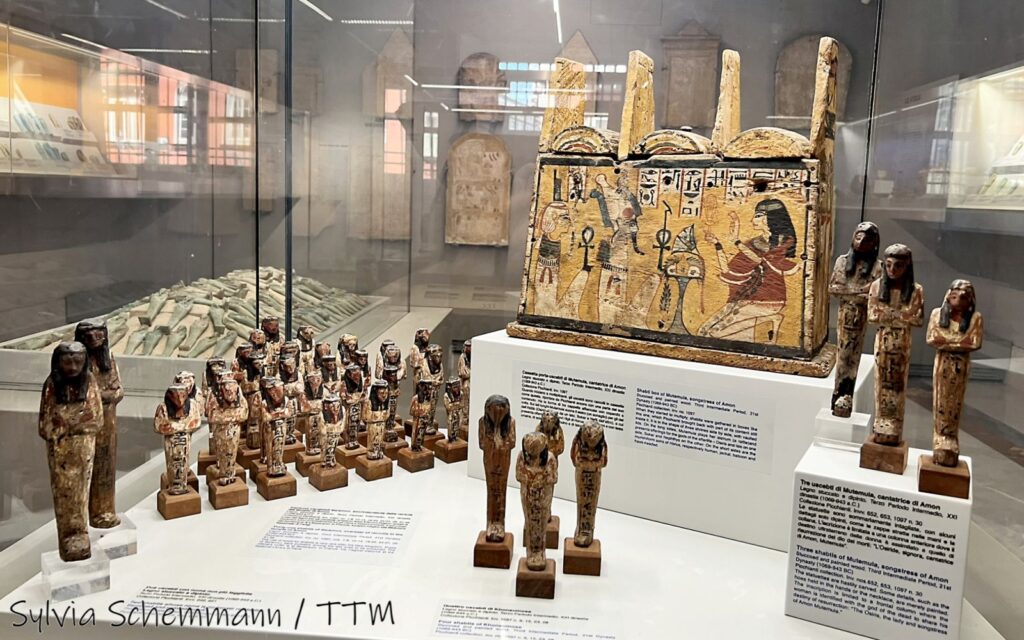 Vitrine mit altägyptischen Figuren und einem mit altägyptischen Darstellungen verzierten truhenartigen Objekt, Archäologisches Nationalmuseum Neapel