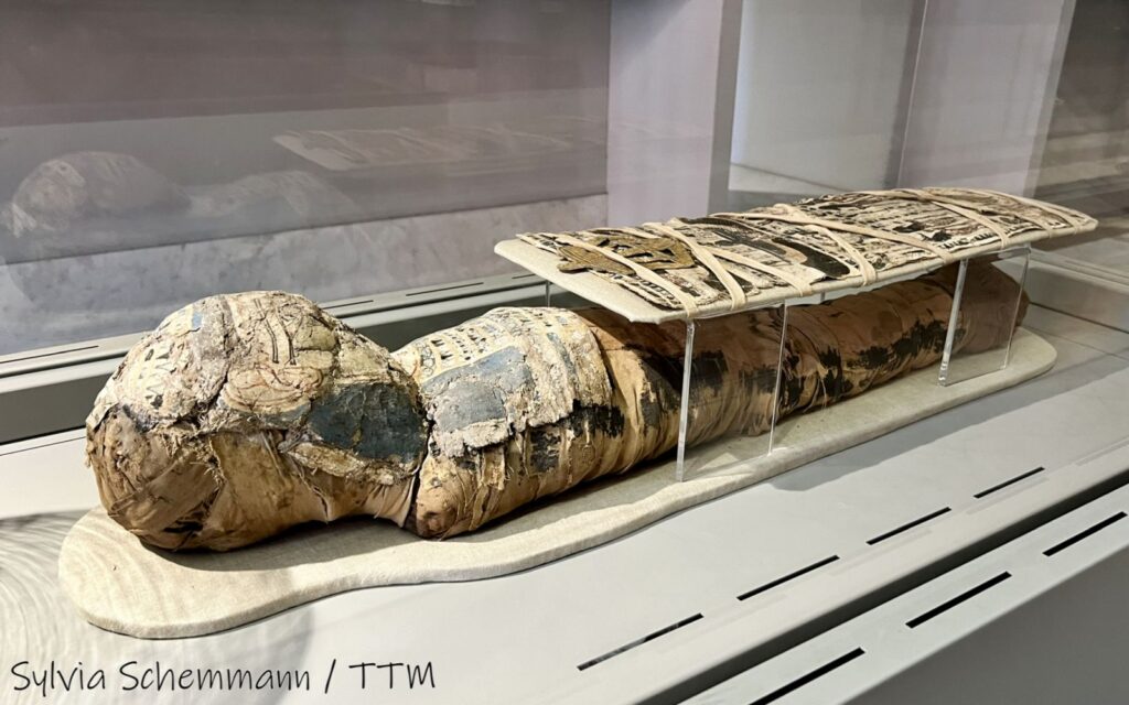 Eine kleine Mumie in einer Vitrine in der ägyptischen Sammlung, Archäologisches Nationalmuseum Neapel